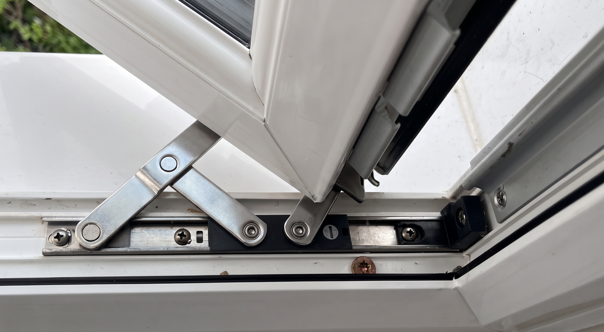 how to tighten a window hinge